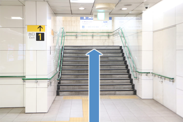 六本松駅の1番出口になります。