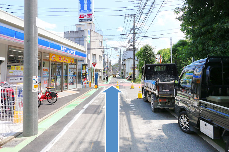 途中左手にローソンがあります。