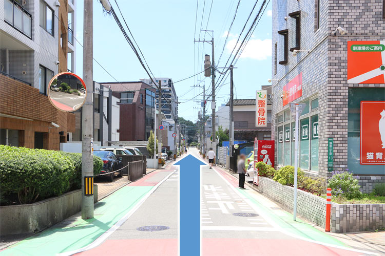 途中右手に整骨院があります。