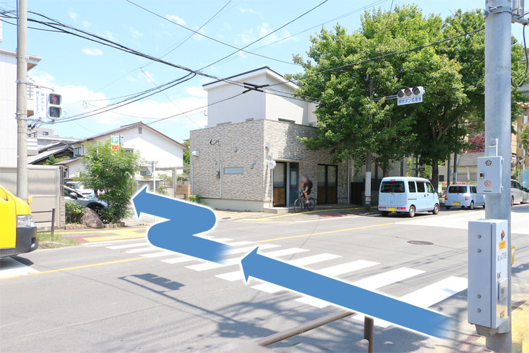 一つ目の信号を渡り、すぐ右の細道を左折してください