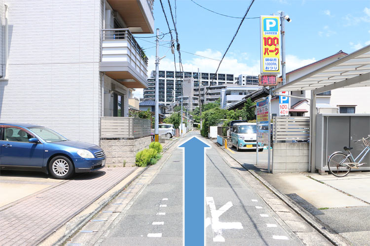 突き当りまで直進してください