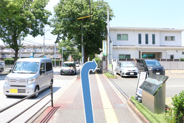 かんてんぱぱショップ梅光園店さんを右手に次の道を右折してください