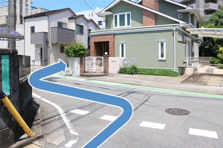 突き当りを左折してすぐの細道を右折してください