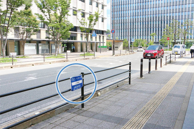 福岡地方裁判所の手前左側に停留所があります。